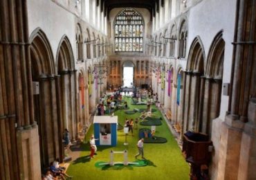 Esvaziadas, igrejas na Inglaterra apelam ao entretenimento com tobogã e golfe para atrair fiéis