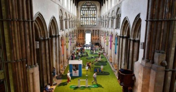 Esvaziadas, igrejas na Inglaterra apelam ao entretenimento com tobogã e golfe para atrair fiéis