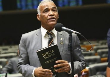 Pastor sargento Isidório terá que apoiar iniciativas pró-LGBT por ter criticado Daniella Mercury
