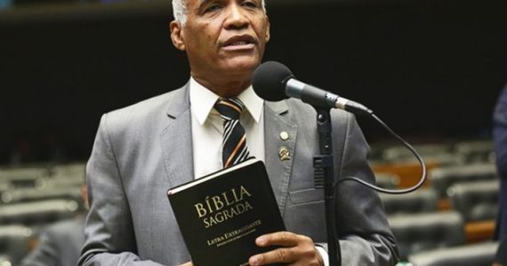 Pastor sargento Isidório terá que apoiar iniciativas pró-LGBT por ter criticado Daniella Mercury