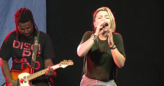 Priscilla Alcantara suscita nova polêmica ao cantar música de Ivete Sangalo em culto
