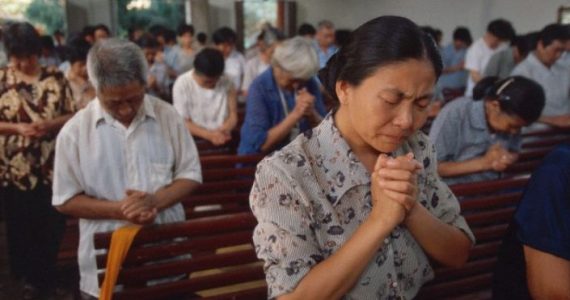 China faz igrejas trocarem os Dez Mandamentos por citações do líder comunista Xi Jinping - censura