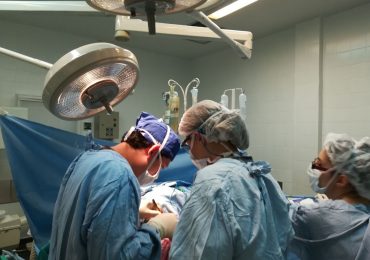 Médica faz oração antes da cirurgia com seus pacientes