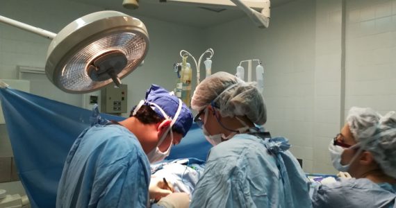 Médica faz oração antes da cirurgia com seus pacientes