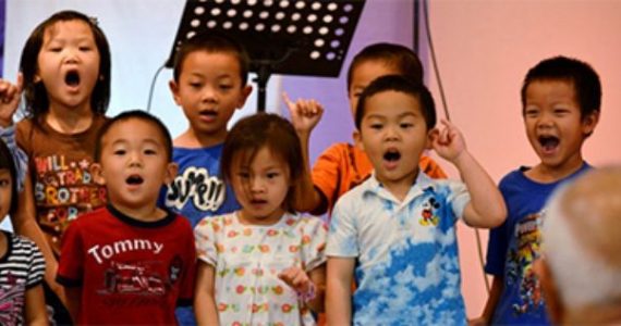 China baniu escolas dominicais para crianças e proibiu conversão de menores de 18 anos