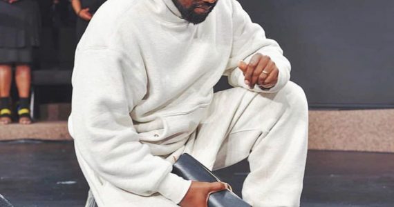 Kanye West se apresenta em igreja e adapta letras de músicas para turnê "espiritual"