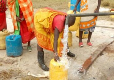 Entidade missionária cava poço artesiano no Quênia para amenizar sofrimento pela seca