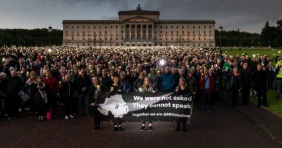 Irlanda do Norte: milhares protestam silenciosamente contra o aborto em frente ao Parlamento