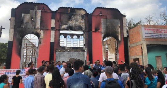 Abner Ferreira anuncia reconstrução de templo incendiado da Assembleia de Deus no Pará