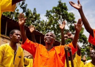 Detentos se convertem a Cristo em prisão