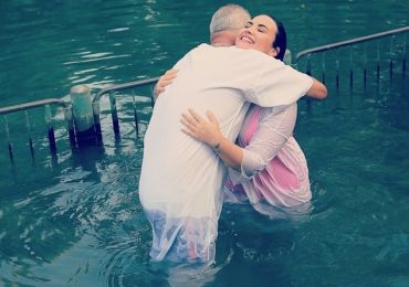 Demi Lovato se batiza no Jordão