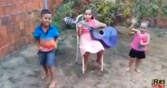 Bolsonaro comemora Dia das Crianças com versículo e vídeo de música gospel