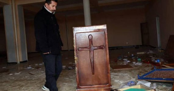 Policiais invadem culto e espancam o pastor em país de maioria islâmica