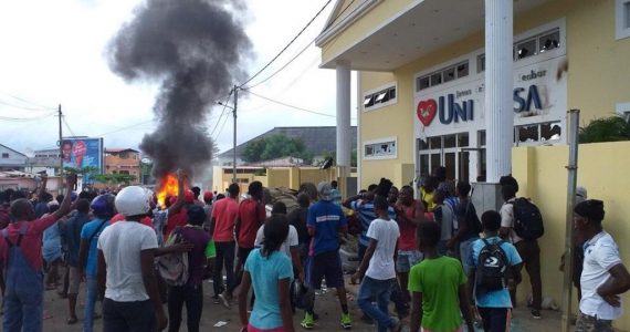 Protestos contra a Universal em São Tomé e Príncipe deixam templos destruídos e jovem morto; Políticos querem expulsão da denominação