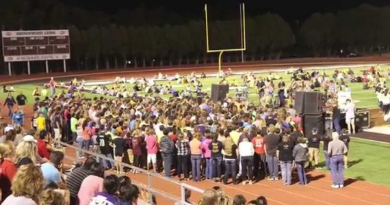 Mais de 200 mil estudantes se reúnem para louvar a Deus em estádios