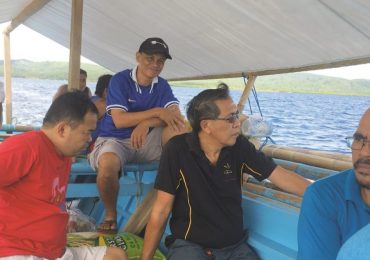 Pastor fica em canoa para evangelizar aldeia isolada