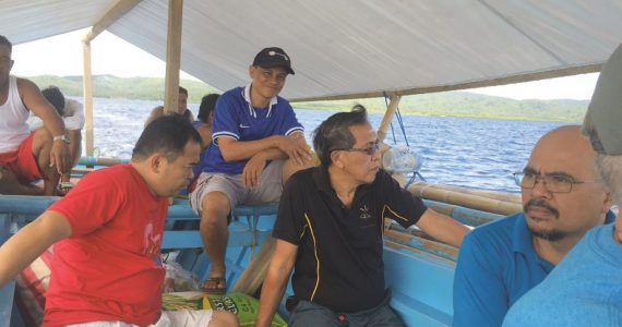 Pastor fica em canoa para evangelizar aldeia isolada