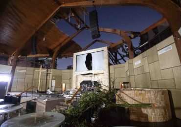 Tornado destrói igreja, mas milagrosamente cruz fica de pé