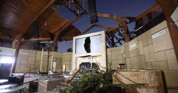 Tornado destrói igreja, mas milagrosamente cruz fica de pé