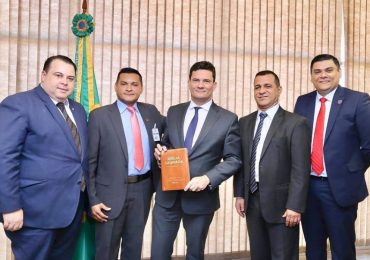 Sérgio Moro recebe pastores em Brasília e ganha Bíblia de presente