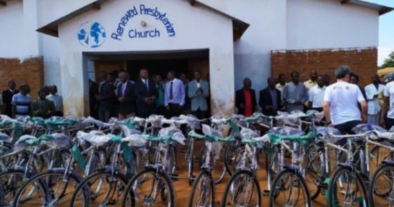 Pastores recebem doação de bicicletas para o evangelismo na África