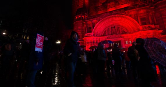 Igrejas e edifícios se iluminam de vermelho pelos cristãos perseguidos