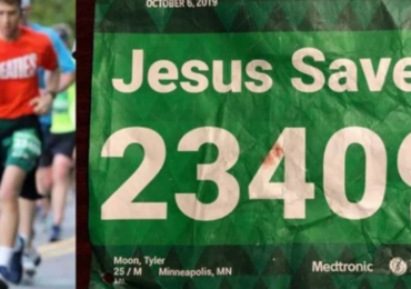 Corredor usa nome "Jesus Salva" em competição, tem parada e sobrevive
