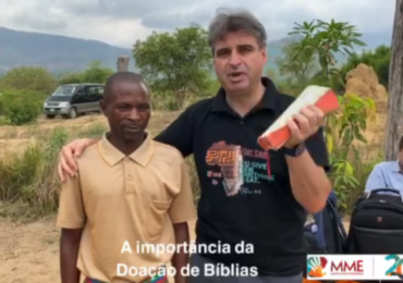 Pastor chora ao ver aldeia com apenas uma Bíblia e faz apelo aos cristãos