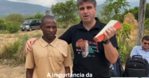 Pastor chora ao ver aldeia com apenas uma Bíblia e faz apelo aos cristãos