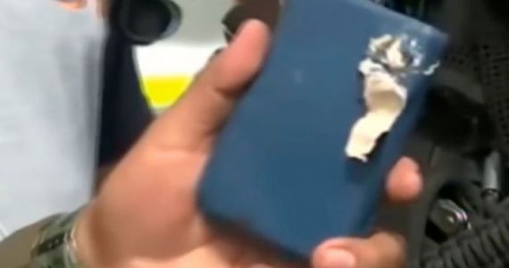 Bíblia no bolso de policial salva sua vida ao levar um tiro no peito