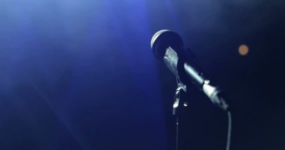 Mídia critica cantores que se tornam evangélicos e rejeitam músicas de outras crenças