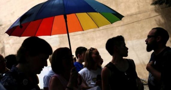 Banco encerra conta de ministério que oferece ajuda a gay egodistônico