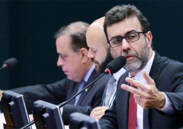Universal rebate Marcelo Freixo e diz que não ajudará Bolsonaro a criar o Aliança pelo Brasil