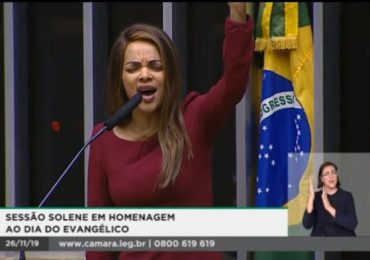 Flordelis canta ‘Questiona ou Adora’ na Câmara em homenagem ao Dia do Evangélico