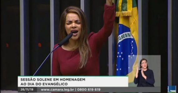 Flordelis canta ‘Questiona ou Adora’ na Câmara em homenagem ao Dia do Evangélico