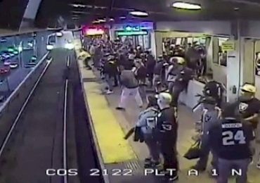 Homem salva passageiro caído nos trilhos do metrô: "Deus me colocou lá"