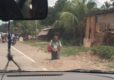 De joelhos, homem ora a Deus após ser atingido por terremoto