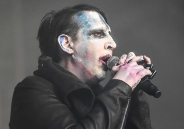 Marilyn Manson queima Bíblia em festival, enquanto Kanye West prega em palco vizinho