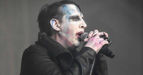 Marilyn Manson queima Bíblia em festival, enquanto Kanye West prega em palco vizinho