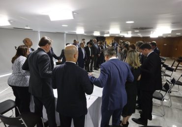 Bolsonaro e deputados oram em reunião que definiu fundação do partido Aliança pelo Brasil