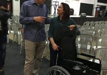 Pregador testemunha caso de mulher que levantou-se da cadeira de rodas após oração