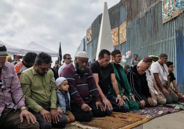 Evangélicos e muçulmanos se juntam em oração na fronteira dos EUA