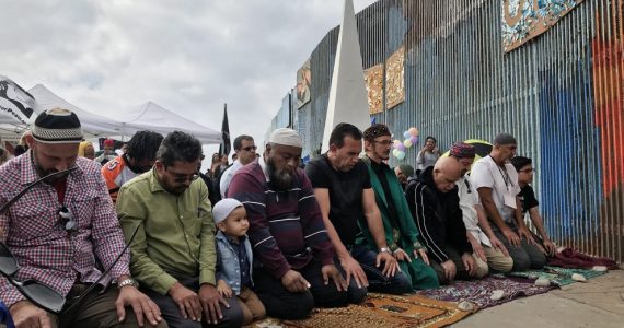 Evangélicos e muçulmanos se juntam em oração na fronteira dos EUA