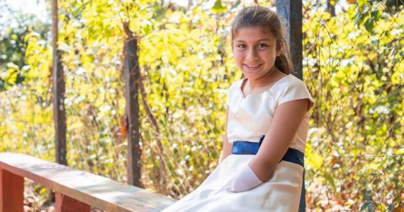 Menina sem mãos vira escritora e inspira vidas: "Deus me fez assim"