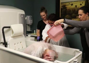 Vídeo: em estado terminal, idoso tem como último desejo ser batizado nas águas