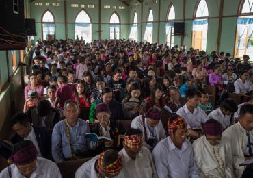 Rebeldes étnicos que fecharam igrejas em Mianmar autorizam cristãos a voltarem a cultuar