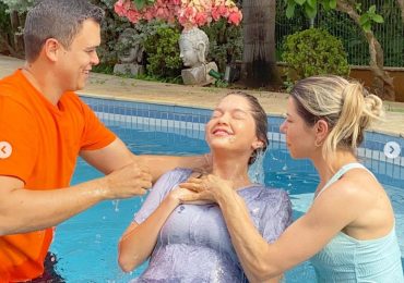 “Renascida em Cristo”: filha do cantor Leandro, da dupla com Leonardo, é batizada nas águas