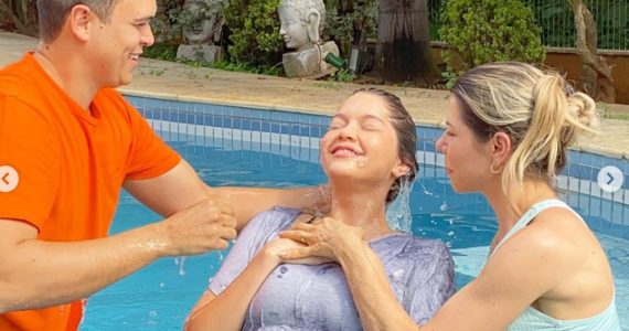 “Renascida em Cristo”: filha do cantor Leandro, da dupla com Leonardo, é batizada nas águas