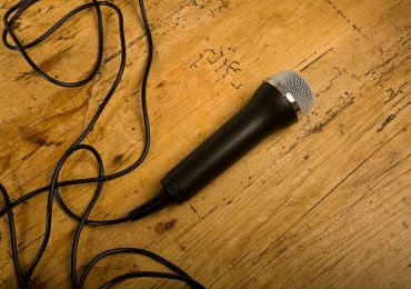 Pico de energia mata pastor eletrocutado pelo microfone durante culto