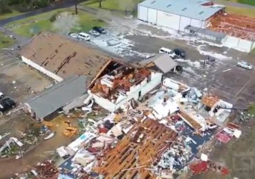 Tornado destrói templo e escola mantida por igreja, mas crianças escapam ilesas